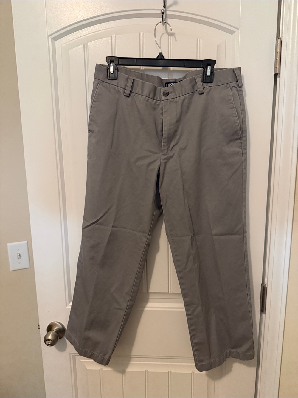 Izod Men's Straight Chinos in Gray